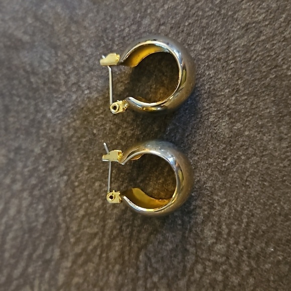 3/$30 VTG Chunky Goldtone Nautical Huggie Hoop Earrings - Picture 2 of 4